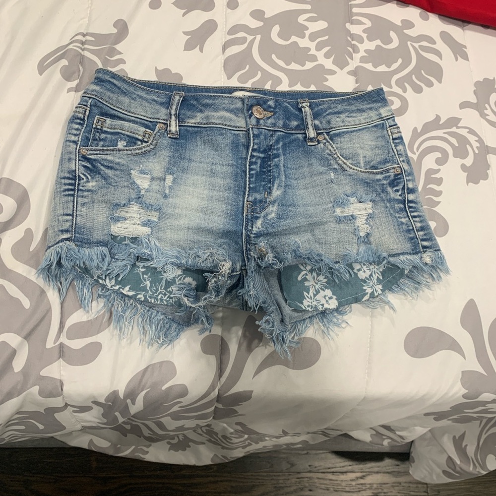 Super cute short jean shorts